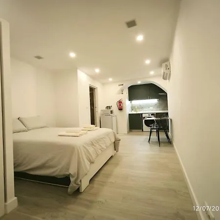 Tvm Simple In Old Apartman Lisboa