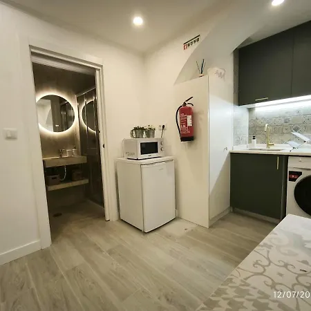 Tvm Simple In Old Apartman *